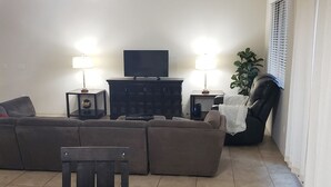 House (Spacious, homey 4-bedroom in Tucson) | Living room - Spacious, Homey 4-bedroom in Tucson (Tucson)