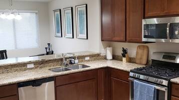 House (Spacious, homey 4-bedroom in Tucson) | Private kitchen | Fridge, microwave, dishwasher, coffee/tea maker