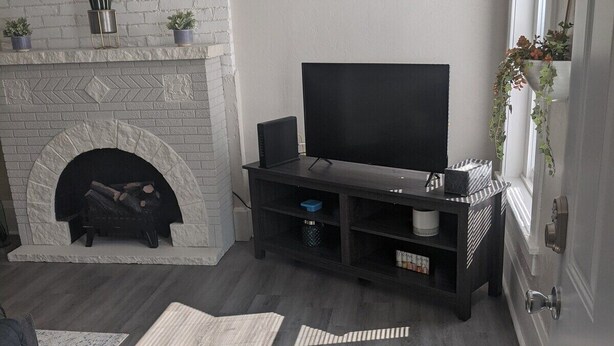 Apartamento (Cozy, homey 1br near Buffalo Medical ) | Sala de estar | TV, lareira