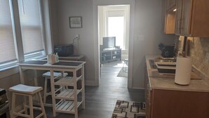 Apartamento (Cozy, homey 1br near Buffalo Medical ) | Cozinha privada | Cafeteira/chaleira, geladeira, micro-ondas, cooktop