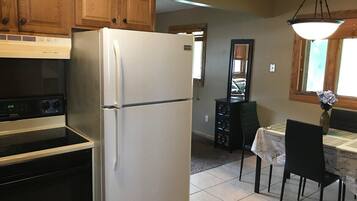 Apartemen (Updated and cozy 2-Bedroom in Rochest) | Dapur pribadi | Lemari es, microwave, dan mesin pembuat kopi/teh