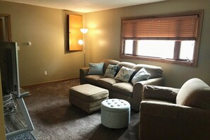 شقة (Updated and cozy 2-Bedroom in Rochest) | غرفة المعيشة | تلفزيون