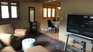 Living room - Updated and Cozy 2-bedroom in Rochester (Rochester)