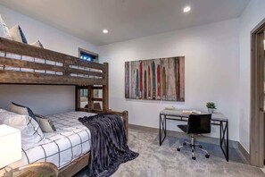 4 室のベッドルーム、アイロン / アイロン台、WiFi (無料)、ベッドシーツ