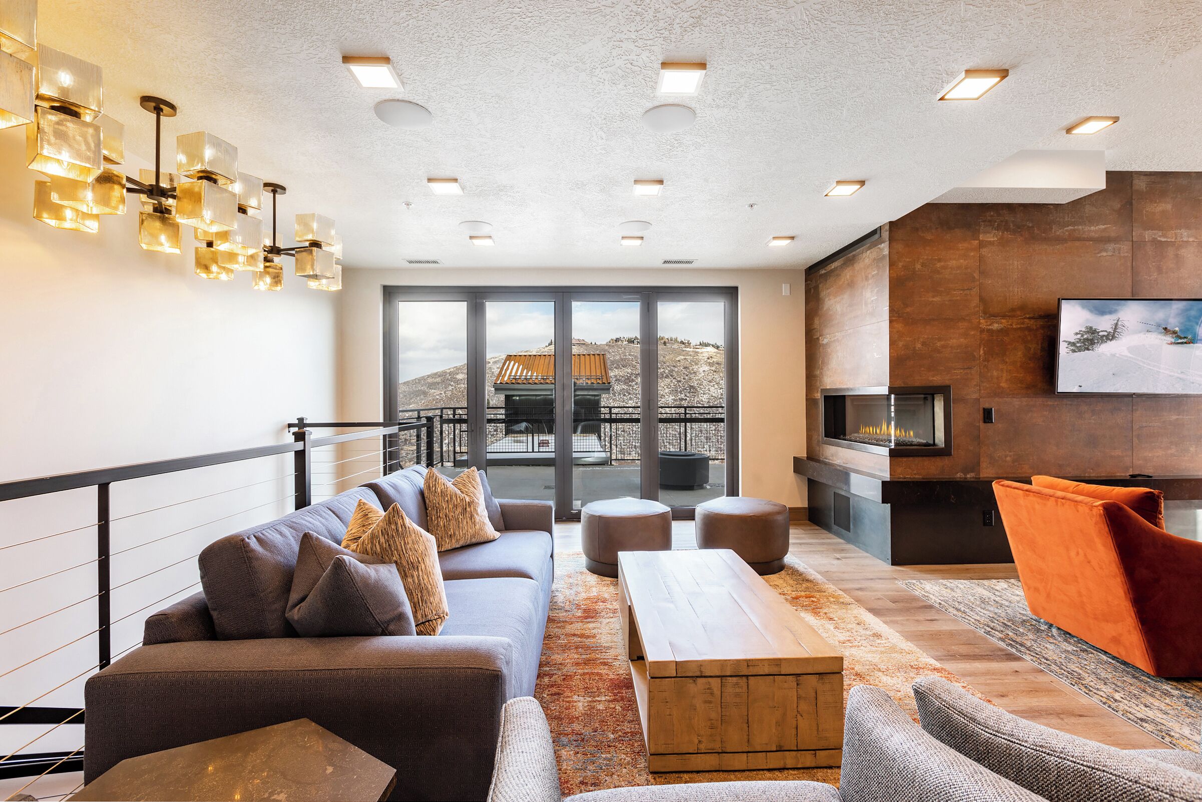 TV, caminetto, impianto stereo