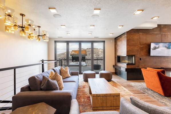 Televisión, chimenea y estéreo 