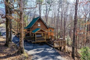 Property grounds - Log Cabin with Modern Upgrades -Pigeon Forge, Hot Tub! 6 miles to Parkway ! (Sevierville)