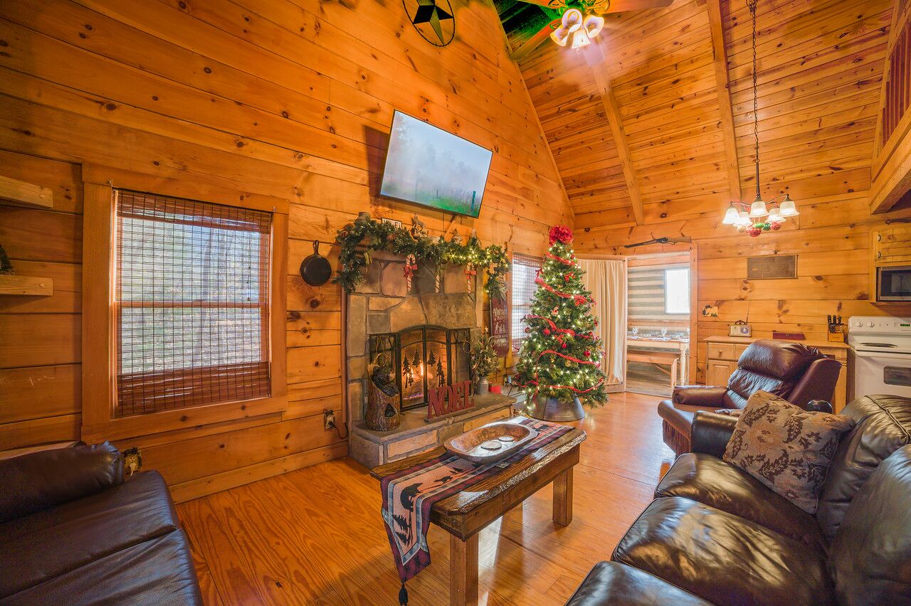 Rustic Real Hand Hewn Log Cabin , Hot Tub ! Real Mountian experience ! 