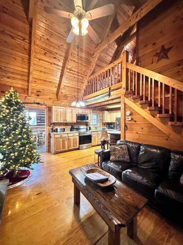 Smart TV, fireplace, video games - Log Cabin with Modern Upgrades -Pigeon Forge, Hot Tub! 6 miles to Parkway ! (Sevierville)