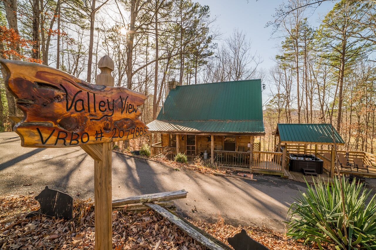 Rustic Real Hand Hewn Log Cabin , Hot Tub ! Real Mountian experience ! 