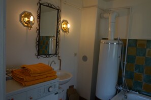 Duschwanne, Haartrockner, Handtücher, Seife