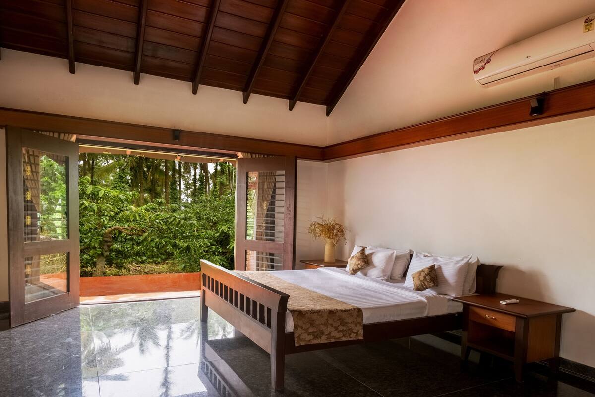 Un dormitorio con cama, mesita de noche y aire acondicionado.