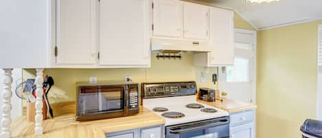 Fridge, microwave, stovetop, dishwasher