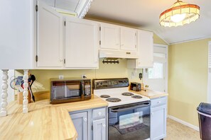 Geladeira, micro-ondas, cooktop, lava-louças