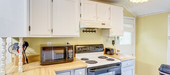 Walk to Lake: Historic Lakeside Marblehead Cottage