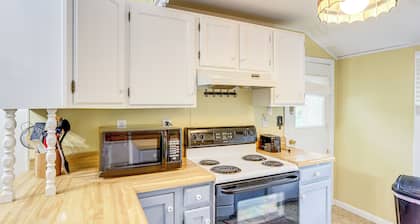 Walk to Lake: Historic Lakeside Marblehead Cottage
