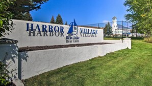 Skilt for Harbor Village Bear Lake med et fyrtårn i baggrunden.