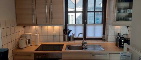 Kühlschrank, Mikrowelle, Ofen, Geschirrspüler