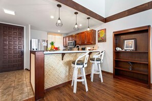 Fridge, microwave, oven, stovetop - 🏖️Ocean View Kona Country Club Condo w/ AC | 2BR + Loft Golf Front (Kailua Kona)
