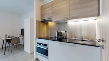 Réfrigérateur, batterie de cuisine, vaisselle et ustensiles