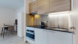 Tủ lạnh, dụng cụ nấu nướng/bát dĩa/dao nĩa 