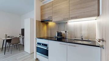 Réfrigérateur, batterie de cuisine, vaisselle et ustensiles