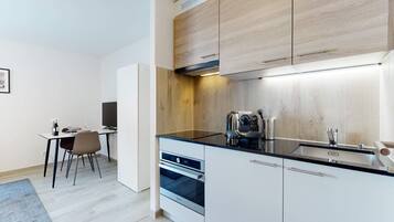 Réfrigérateur, batterie de cuisine, vaisselle et ustensiles