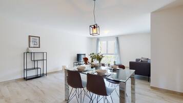 Réfrigérateur, batterie de cuisine, vaisselle et ustensiles