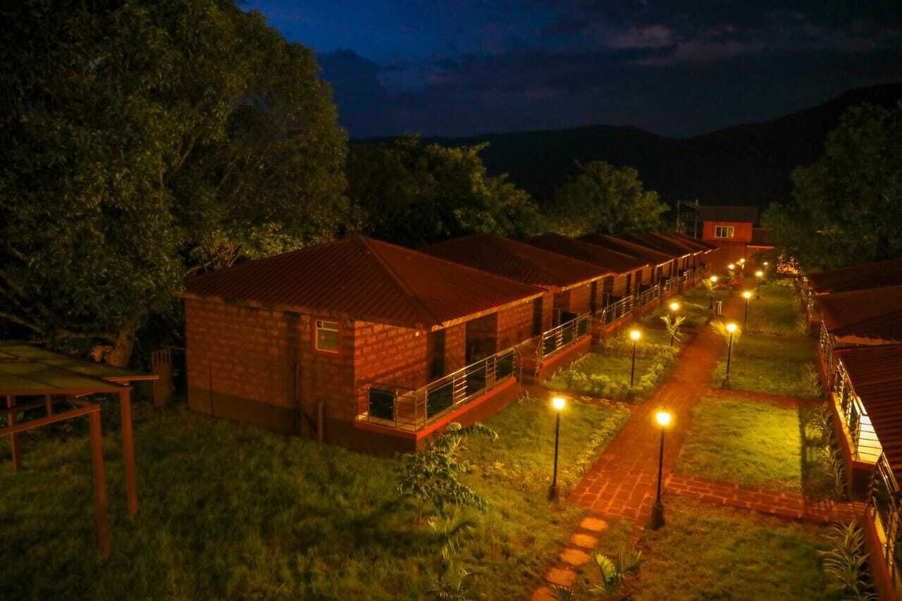 Un hilera de edificios de ladrillo con un sendero que conduce a una entrada porticada.