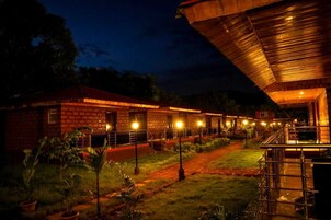 Fachada de la propiedad por la tarde o noche