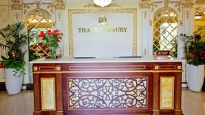 En receptionsdisk med en skylt som visar texten ”Thai Ha Luxury”.