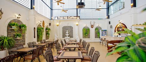 Breakfast, lunch and dinner served