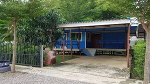 A small, single-story building with a blue exterior and a covered porch. - OYO 75352 Hotel Family House And Resort Phetchaburi (Tha Yang)