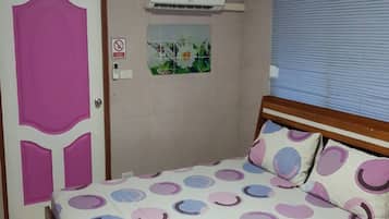 Family Suite | Desk, free WiFi, bed sheets