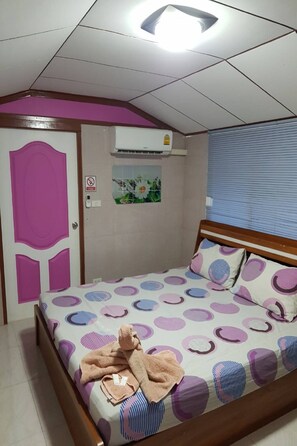 Family Suite | Desk, free WiFi, bed sheets - OYO 75352 Hotel Family House And Resort Phetchaburi (Tha Yang)