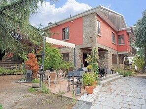 Outdoor dining - Flat in Galapagar with Spa and Mountain Views (Galapagar)