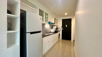 Kühlschrank, Mikrowelle, Herdplatte, Geschirrspüler