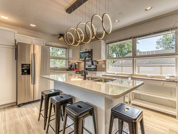 雪櫃、微波爐、焗爐、爐具