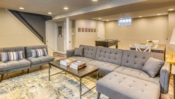 Smart-tv, tafelvoetbal, boeken en een stereo