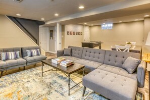 Smart-tv, tafelvoetbal, boeken en een stereo