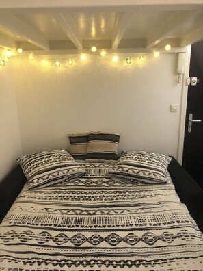 1 slaapkamer, een strijkplank/strijkijzer, wifi, beddengoed