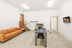 Televisión, chimenea, reproductor de DVD y libros 