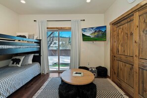 4 bedrooms, WiFi, bed sheets