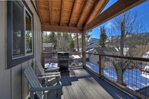 Property grounds - Five Little Bears: Located in Moonridge Near Skiing, Golfing, Hiking, & Zoo! Views! HOT TUB! Shuffleboard & Foosball Tables! (Big Bear Lake)