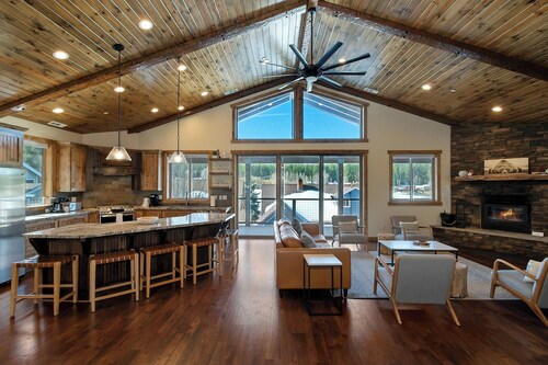 Five Little Bears: Located in Moonridge Near Skiing, Golfing, Hiking, & Zoo! Views! Hot Tub!