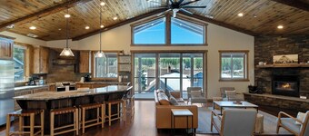 Five Little Bears: Located in Moonridge Near Skiing, Golfing, Hiking, & Zoo! Views! Hot Tub!