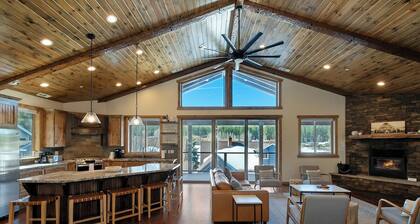 Five Little Bears: Located in Moonridge Near Skiing, Golfing, Hiking, & Zoo! Views! Hot Tub!