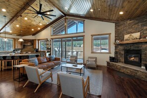 TV, fireplace, DVD player, books - Five Little Bears: Located in Moonridge Near Skiing, Golfing, Hiking, & Zoo! Views! Hot Tub! (Big Bear Lake)