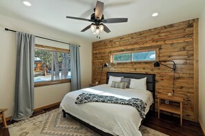 4 bedrooms, WiFi, bed sheets - Five Little Bears: Located in Moonridge Near Skiing, Golfing, Hiking, & Zoo! Views! HOT TUB! Shuffleboard & Foosball Tables! (Big Bear Lake)