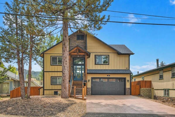 Exterior - Five Little Bears: Located in Moonridge Near Skiing, Golfing, Hiking, & Zoo! Views! HOT TUB! Shuffleboard & Foosball Tables! (Big Bear Lake)